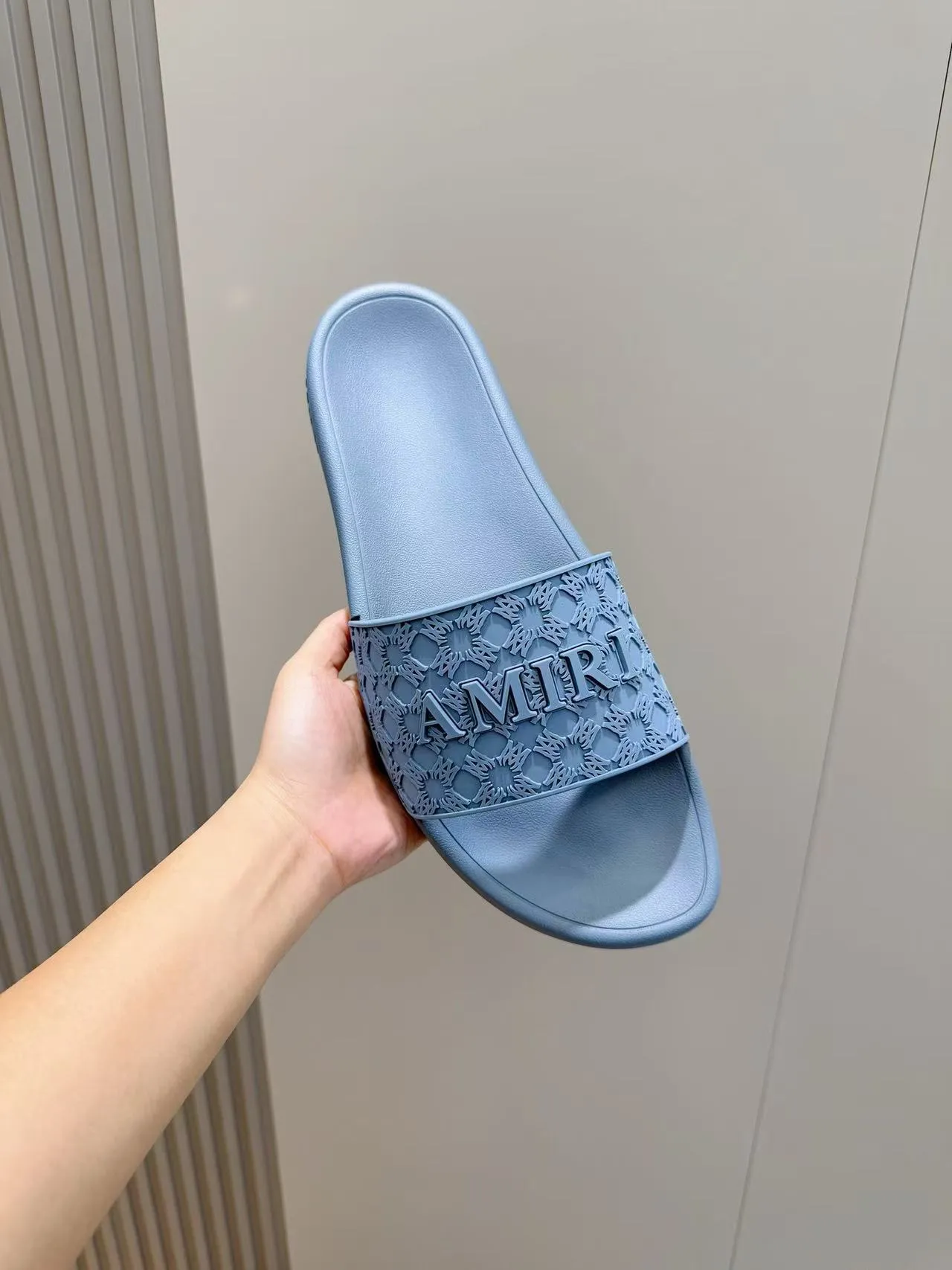 [AMIRI* Emil] P: 300💰 Size: 39-45 Official website new original 1:1 AMIRI* Emil classic men's slippers, high-end boutique, original material, TPU upper, foam bottom, fine workmanship, casual, loose and comfortable, a must-have in summer.